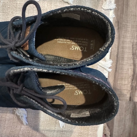 Super cute suede Toms wedges! - Picture 3 of 7